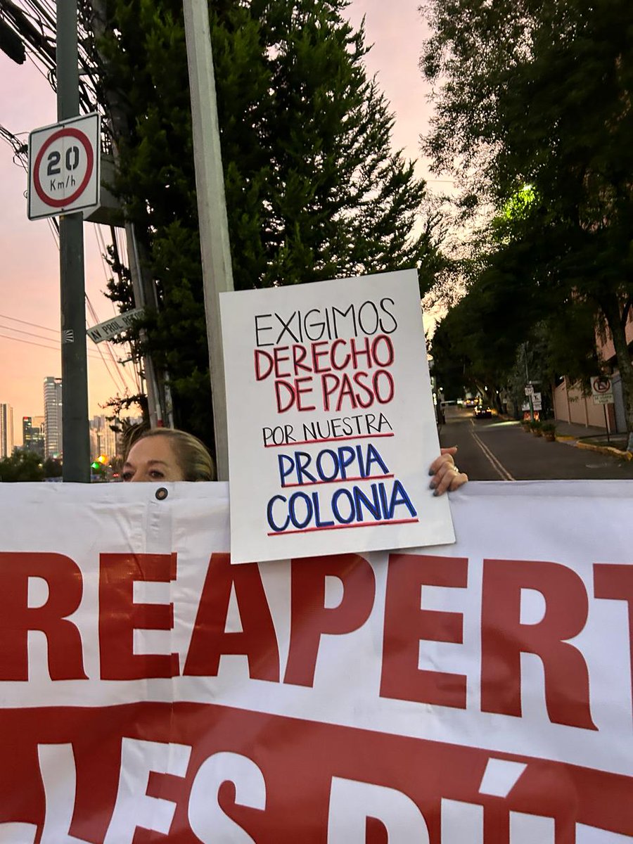 AngelTamarizS's tweet photo. Con el permiso de @lialimon, se tienen privatizadas vialidades de la colonia Paseo de las Lomas. No permiten a la ciudadanía cruzar de Prol Paseo de la Reforma a la Carretera México Toluca.
Ayer hubo manifestaciones.
La privatización del espacio público es marca de Lía Limón. https://t.co/bg0zMCFiYv