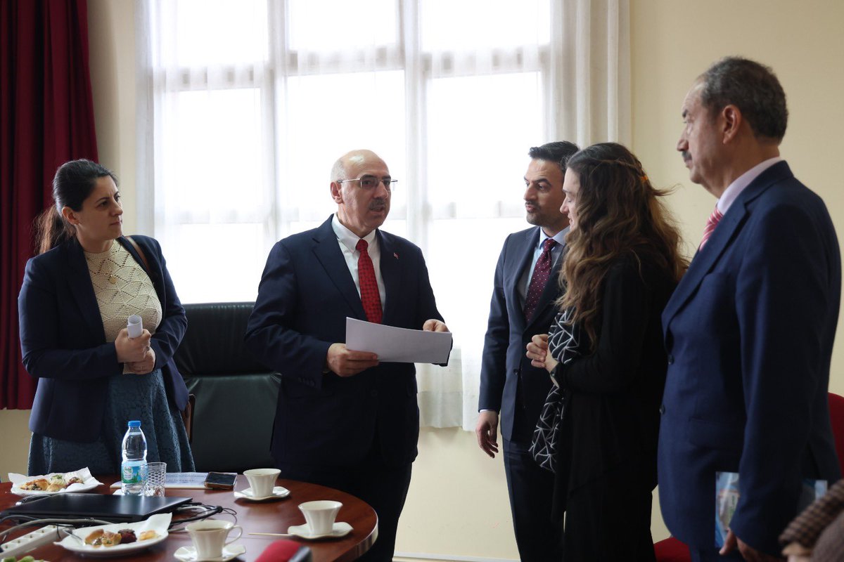 Rektör V. Prof. Dr. Mahmut Ak ve Üniversitemiz Üst Yönetimi, Fakültemize yaptığı ziyarette, Bölüm Başkanlarımız ve Fakülte Kurulu üyelerimiz ile biraraya geldi. Fakültemizdeki akademik-eğitsel faaliyetler hakkındaki sohbetleri ve nazik ziyaretleri için teşekkür ediyoruz.