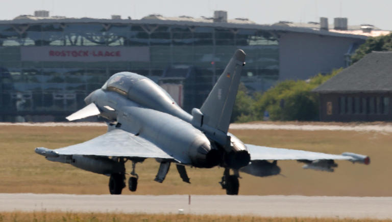 Zwei Eurofighter der deutschen Luftwaffe haben erneut zwei russische Militärflugzeuge über der Ostsee abgefangen. Die Quick Reaction Alert (QRA) der Luftwaffe stieg kurz nach ihrer Ankunft im lettischen Lielvarde auf, ... 
Quelle: msn.com/de-de/nachrich…
