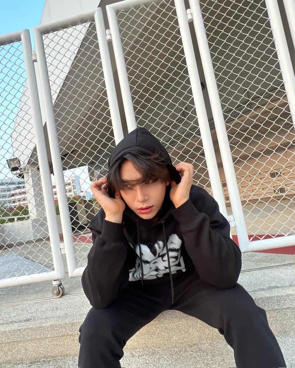 mmaxmaxxxx's tweet photo. find me in the hoodie 🧸#mmaxmax https://t.co/bMf6AxVudf