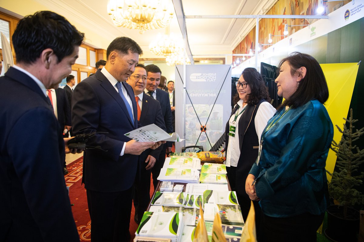 Монгол Улсын Ерөнхийлөгчийн санаачилгаар “Ой 9+” уриан дор зохион байгуулж буй Ойн салбарын үндэсний II чуулган Төрийн ордонд өнөөдөр болж өндөрлөлөө.
#МОНЦАМЭ #МонголМэдээ