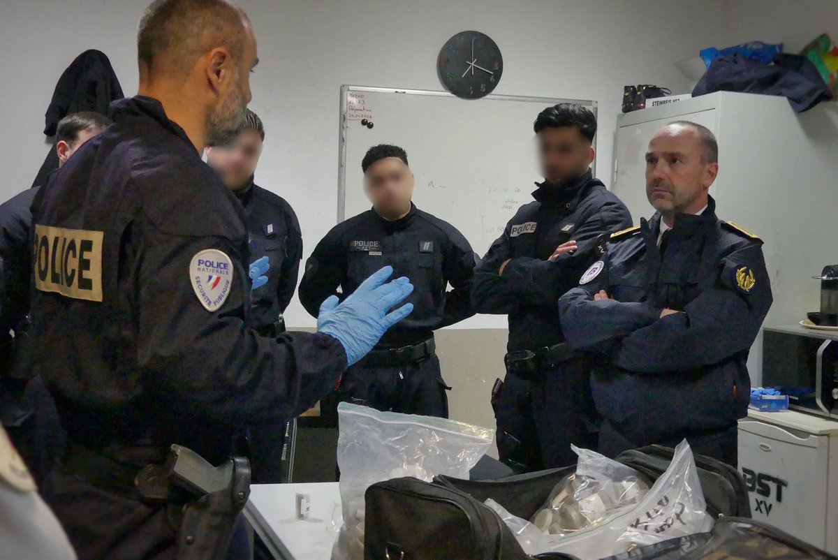 prefpolice13's tweet photo. #SurLeTerrain Hier soir @prefpolice13 en patrouille avec la BAC Nord et ce matin en visite à la division sud de Marseille et au groupement de gendarmerie.

L’occasion d’échanger avec les policiers et gendarmes en service et de leur réaffirmer son soutien et son admiration. https://t.co/i0qAQ8vN10