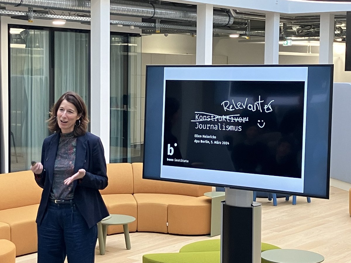 Interessante Veranstaltung (nicht nur für #dpaVolo s) im <a href="/dpa/">dpa</a>-Newsroom: Konstruktiver Journalismus im Agentur-Alltag mit Ellen Heinrichs vom <a href="/bonninstitute/">Bonn Institute</a>.