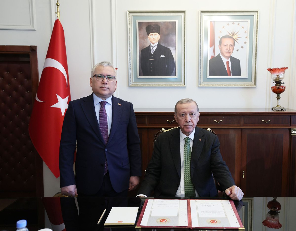Cumhurbaşkanımız Sn. Recep Tayyip Erdoğan, Valiliğimizi ziyaret etti. Valilik Şeref Defterini imzalayan Cumhurbaşkanımız Erdoğan, Valimiz Sn. Yılmaz Şimşek'ten ilimizin genel durumu, yapılan ve yapılması planlanan projelere ilişkin detaylı bilgi aldı.