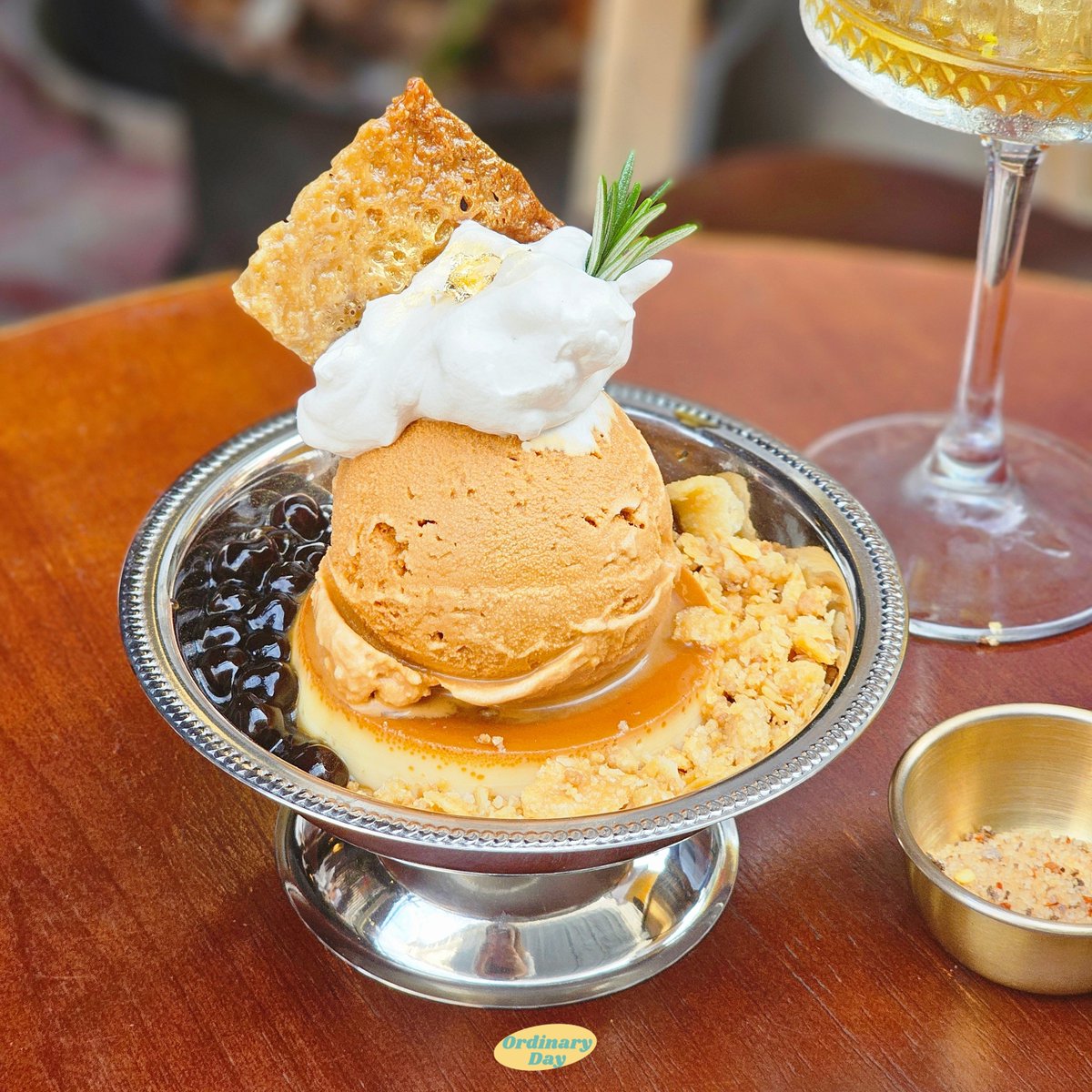 Cafe_LittleGirl's tweet photo. 🍮✨️🏮 ไปเดินเยาวราช เพิ่งได้ลองกินของหวานร้าน 𝐋𝐮𝐜𝐤𝐲 𝐍𝐠𝐨𝐮 𝟔𝟓 อร่อยย ร้านเล็กๆ แต่เก๋มาก จำชื่อเมนูไม่ได้ แต่ชอบน้องที่เป็นไอติมชาไทยเจ้มจ้น 😋🧡 ด้านล่างเป็นพุดดิ้ง ปักโรตีกรอบ รอบๆ โรยไข่มุกด้วย คือกินรวมๆ แล้วเข้ากันเฉย ชอบมากก คิดว่าต้องมีซ้ำ

@aroii @ReviewAroii https://t.co/Y5VTaLCT7u