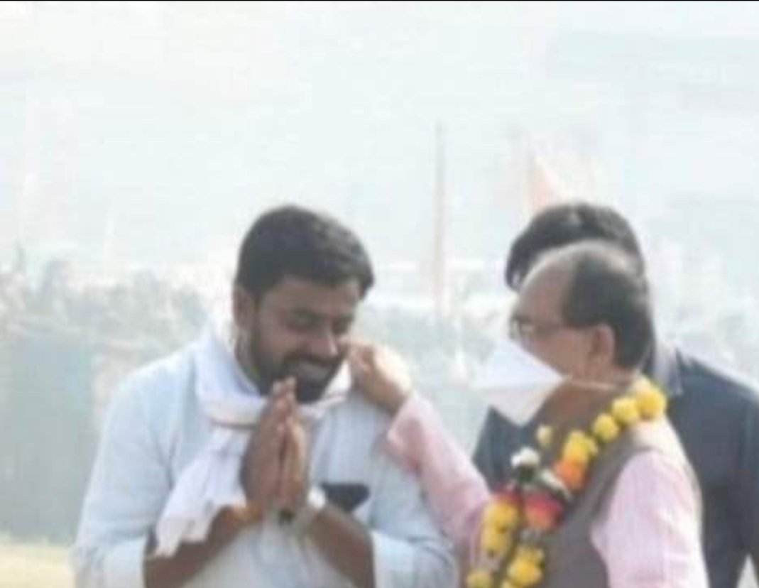 सादगी सरलता के धनी मध्यप्रदेश की जनता जनार्दन के हृदय पर राज करने बाले, वास्तविक जन सेवक हम सभी के हृदय प्रिय हमारे पूर्व मुख्यमंत्री परम श्रद्धेय माननीय शिवराज सिंह जी चौहान जी के लिये जन्म दिवस की हृदय से अनन्त बधाईयां और मंगल शुभकामनायें 🙏
#ShivrajSinghChouhan
