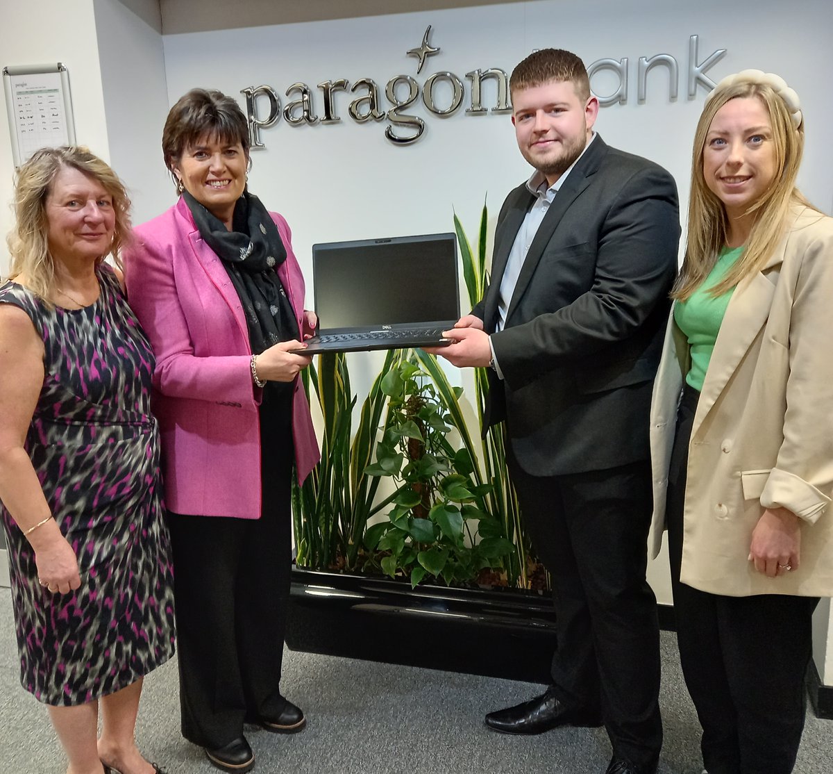 Solihull Council (@solihullcouncil) on Twitter photo Last week, <a href="/KarenGrinsell/">Cllr Karen Grinsell</a> met with <a href="/paragonbankuk/">Paragon Bank</a>, who have kindly donated computer equipment to children in care and care-experienced young people to help them with their studies, job searches and housing applications 💻🌟
Read more here 👉 loom.ly/DgfOMWA Last week, <a href="/KarenGrinsell/">Cllr Karen Grinsell</a> met with <a href="/paragonbankuk/">Paragon Bank</a>, who have kindly donated computer equipment to children in care and care-experienced young people to help them with their studies, job searches and housing applications 💻🌟
Read more here 👉 loom.ly/DgfOMWA