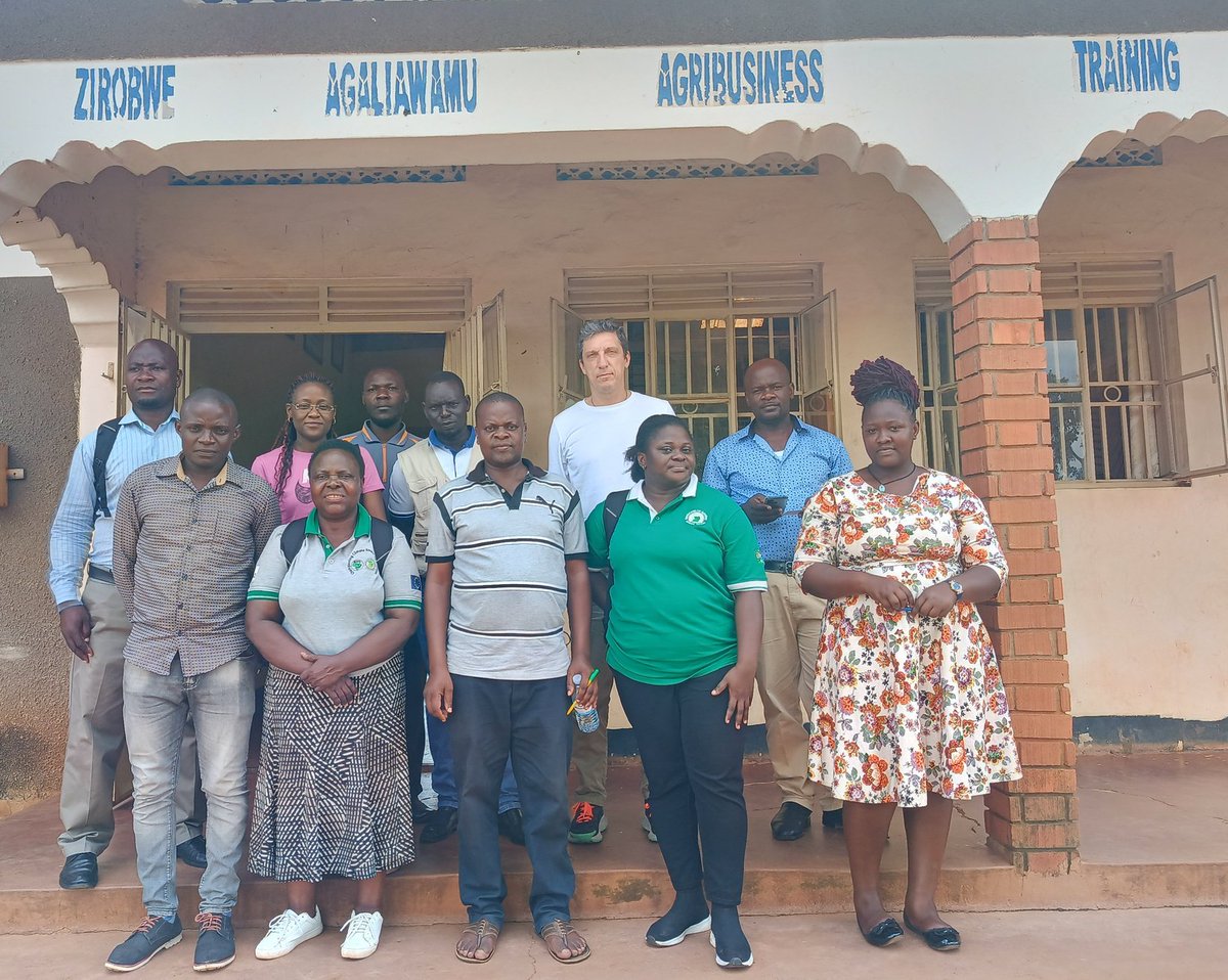 Towards the last mile: Our team is out in the field with the @IFAD monitoring team! Today, we are at Zirobwe Agaliawamu Agribusiness Training Association #ZAABTA in Luwero which is one of our sites engaging with grassroots end-users in various agricultural #valuechains.
#CAADPXP4