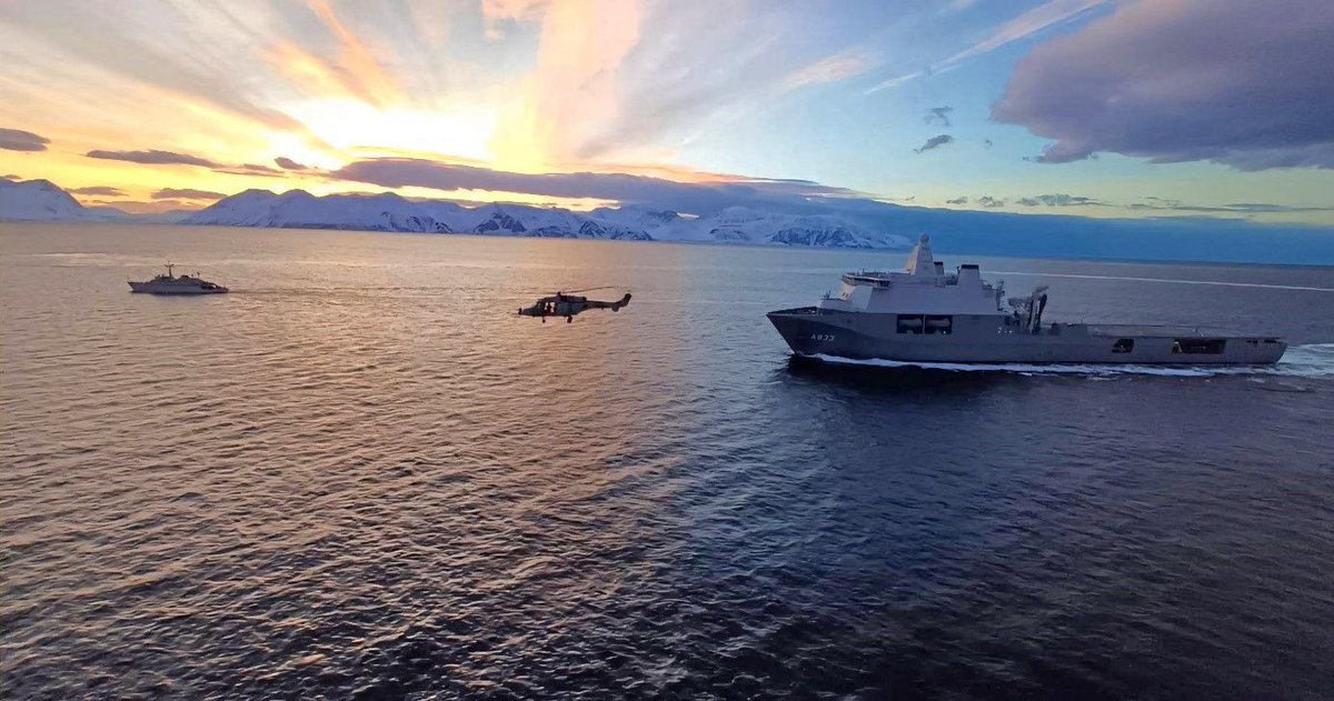 📸 Samen met 🇩🇪 en  🇬🇧 partners zijn Zr.Ms. Karel Doorman, Johan de Witt en Zierikzee begonnen aan #NordicResponse als onderdeel van de #NAVO oefening #SteadfastDefender24
#StrongerTogether