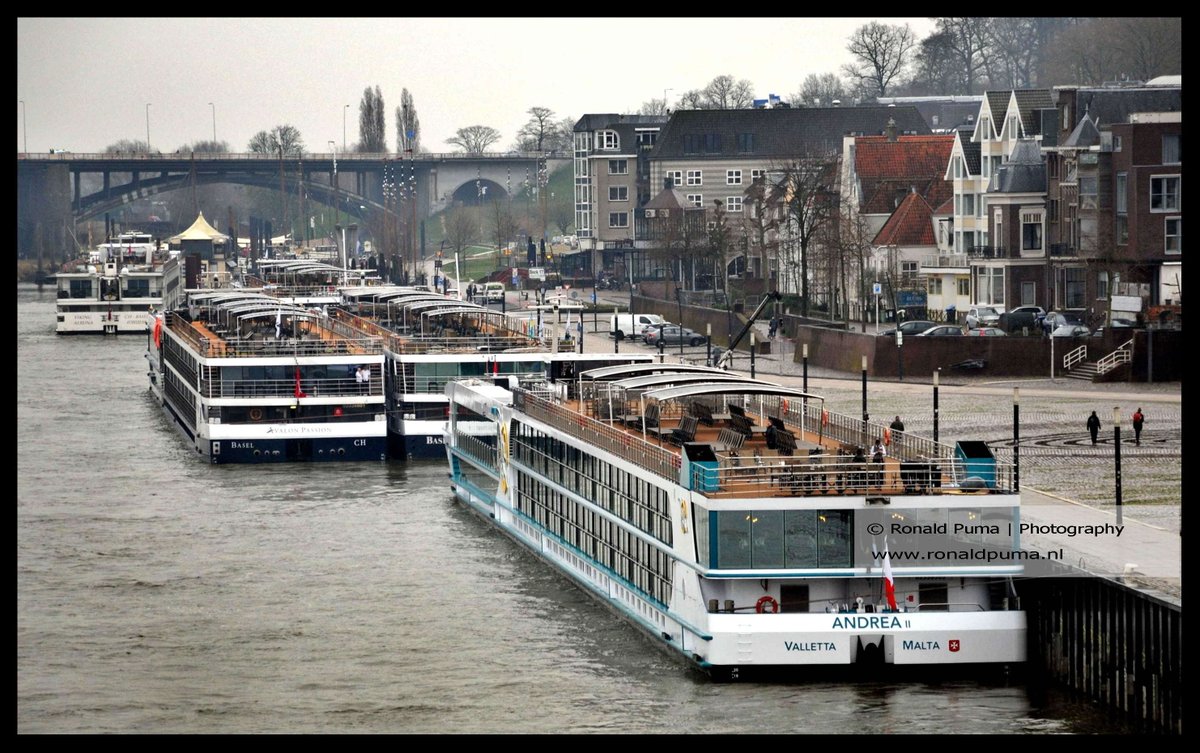 05.03.2024. Aan de #Waalkade in #Nijmegen #Netherlands liggen veel passagiersschepen. #toerisme.