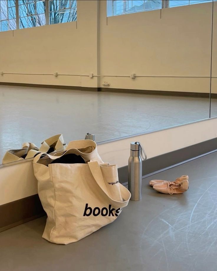 bonasversion's tweet photo. au majo | juantin ˚˖𓍢ִ໋🦢˚🩰

donde martin practica ballet en la escuela más importante del país y debe bailar con la persona que menos soporta de la compañía 

o

donde juanjo practica contemporáneo en la misma escuela y es asignado en un dúo con martin https://t.co/1hGwHyCLvD