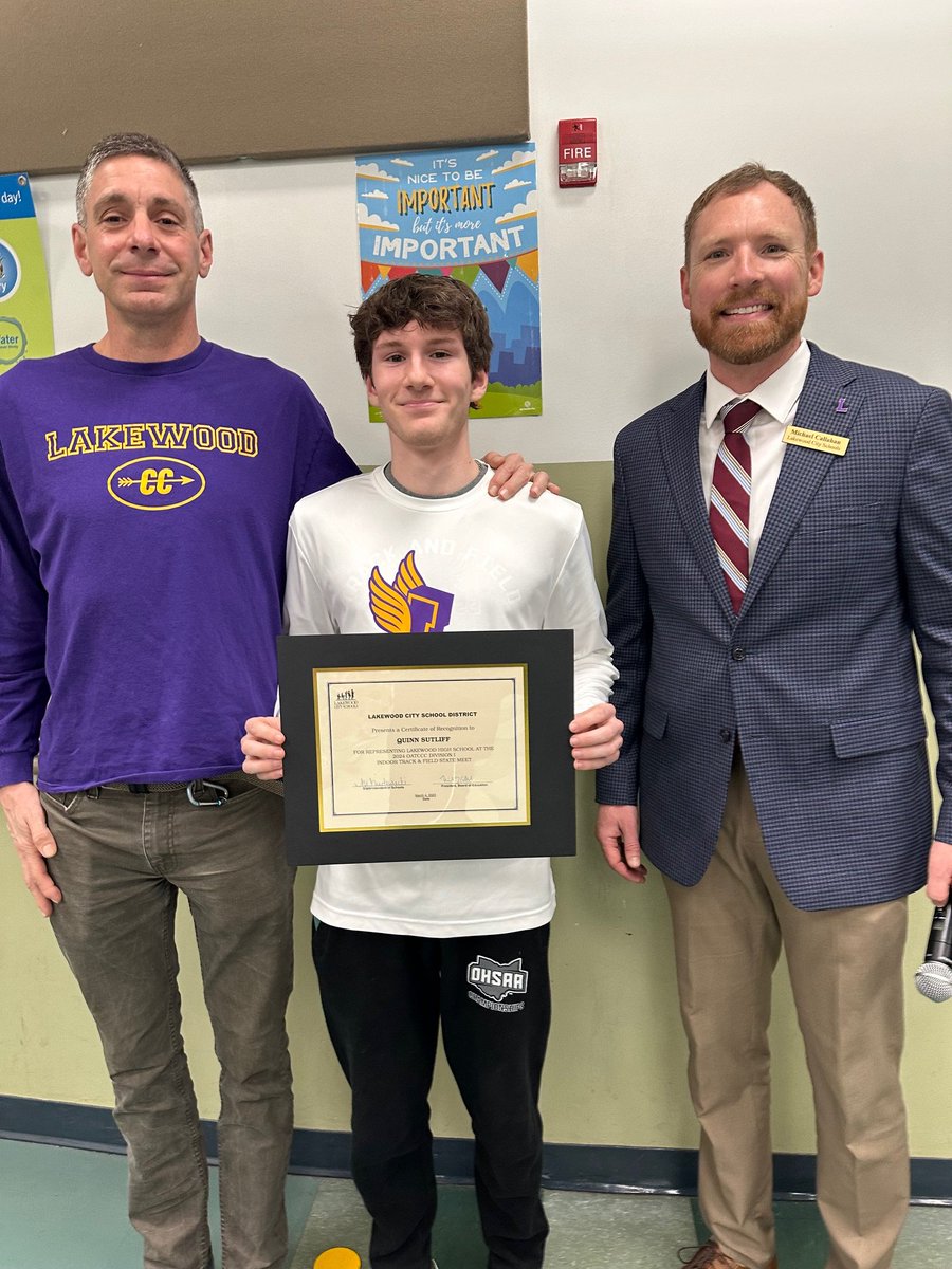 LkwdSchools's tweet photo. Board meeting recognitions last night:
🌟Emerson's Noelle Moyer as a #ResilientRanger 
🌟State qualifiers: diver Fetting; track &amp; field athletes K. Doxley, C. Doxley, Payne, Sutliff,  Burns, Morrison, Hunt, Eccher, Johnson
🌟A. Dombrowski &amp; T. Porter, Educator Spotlight honorees https://t.co/K2Y1roHTMN