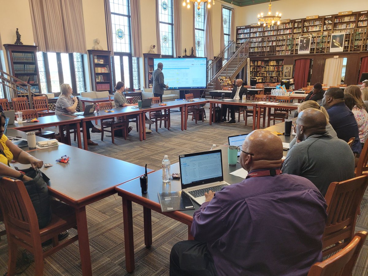 Instructional Round at Western Hills High School. Thank you Principal Blair for a well organized and productive morning session. @WestHiMustangs @IamCPS @principallearns