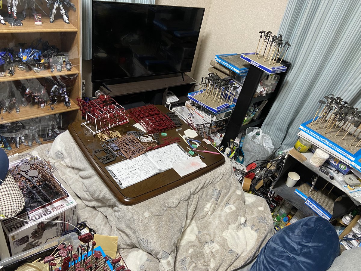 o0ybLr0EE76IalA's tweet photo. #こんな部屋でも引かないよって人RT

座椅子こたつモデラー！

プラモ作り始めると汚部屋レベルアップ…💦

皆さんの綺麗な作業部屋見習わないと😂

でも居心地は最高ですw https://t.co/A4YY32xQKU