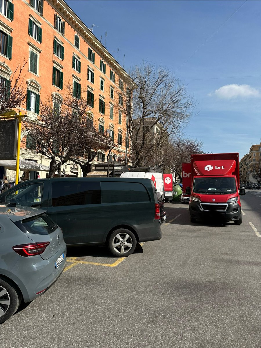 Un piccolo esempio di come si parcheggia in piazza cola di rienzo davanti alla fermata autobus (quattro furgoni alle 12) @PLRomaCapitale