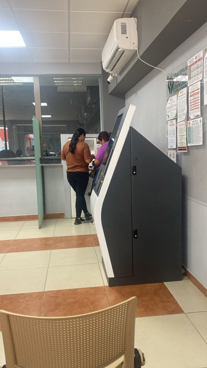 aps_mexico's tweet photo. Hace 8 años, Caja Popular Rosario instaló sus primeros cajeros automáticos receptores de efectivo Quickpay200 de APS; hoy en día, estos siguen funcionando. Actualmente, conviven con nuestro modelo más reciente, el Quickpay301, capaz de recibir depósitos en fajos de 50 billetes. https://t.co/tD7M0k1hRN