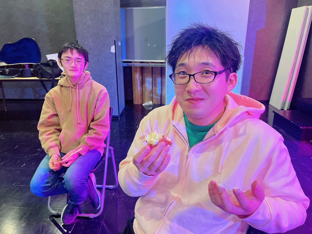 soundreamusic's tweet photo. もぐもぐタイム

#soundream #サウンドリーム
#もぐもぐタイム #休憩
#両手にクリームつけて
#笑顔でロールケーキを食べるポポ
#休憩も大切✊🏻

https://t.co/y7UgnKXOZg https://t.co/roRTWoJisY