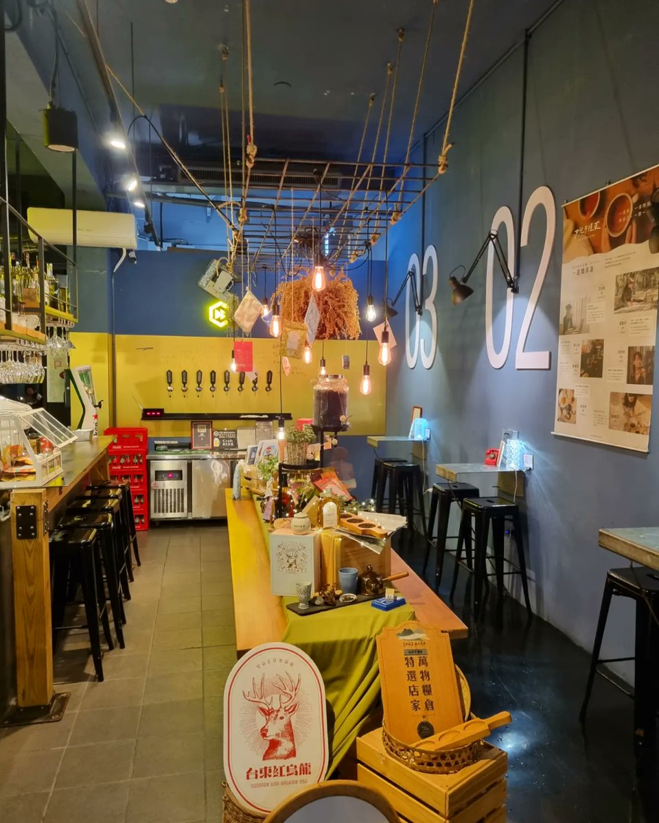 brewsandbeers's tweet photo. One of the more memorable brewery entrances we can recall! Drinking DB Beer at Temperature Brewery in Taitung, #Taiwan - the hazy IPA is divine -  honey beer is popular too. The stand-out drop was the darkly decadent peanut butter chocolate stout!
#taitung #craftbeer #精酿啤酒 https://t.co/ewz6KycA2n