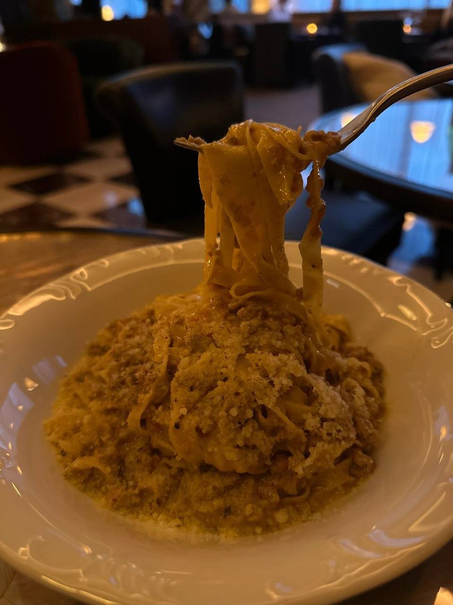 PLLAddictsBRd's tweet image. Torta della nonna, the traditional grandmother&apos;s pie is on the sweet side, so it&apos;s not surprising to taste the rich vanilla cream taste. Fortunately, the toasted pine nuts sprinkled on top are slightly balanced.