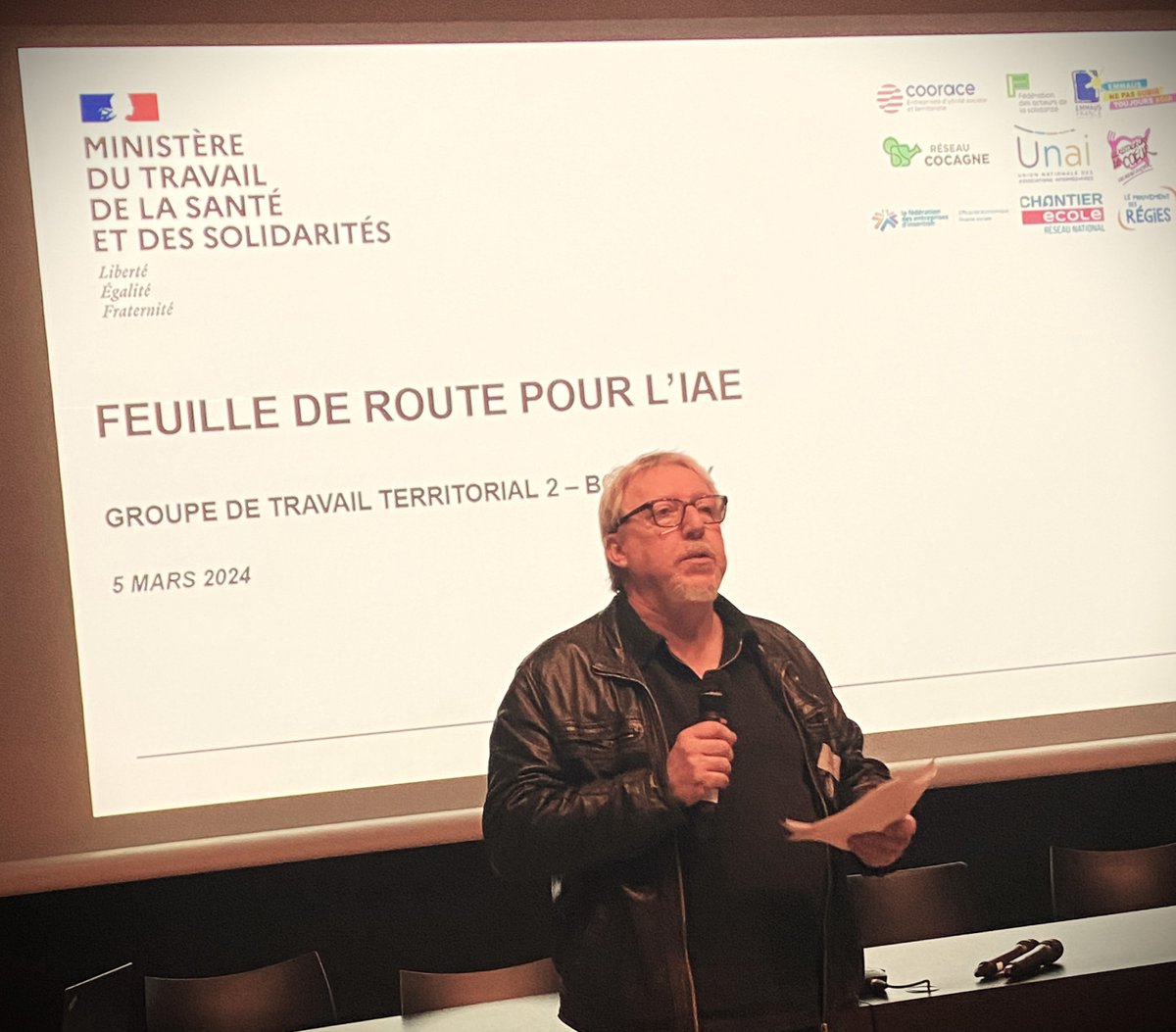 .<a href="/DomiHays/">Dominique Hays</a> , Président du <a href="/reseaucocagne/">Réseau Cocagne</a>  introduit au nom de l’inter-réseaux #insertion par l'activité économique (IAE) la 2eme journée de concertation territoriale sur la feuille de route pour l’IAE à Bordeaux.
<a href="/CaVautrin/">Catherine Vautrin</a> <a href="/GabrielAttal/">Gabriel Attal</a>