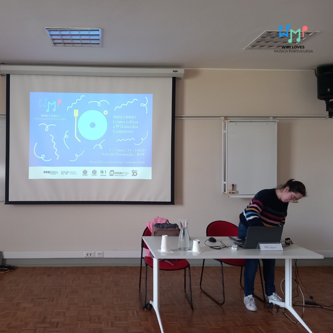 A começar o último do ciclo de mini cursos, que teve inicio em Janeiro com a <a href="/wikipedia/">Wikipedia</a>, seguindo-se a <a href="/wikidata/">Wikidata</a> em Fevereiro e que encerra agora com o <a href="/WikiCommons/">Wikimedia Commons</a>. #bibliotecanacionaldeportugal #wikilovesmusicaportuguesa #fotografia #fonograma #video #som #formação 📸📽️📻