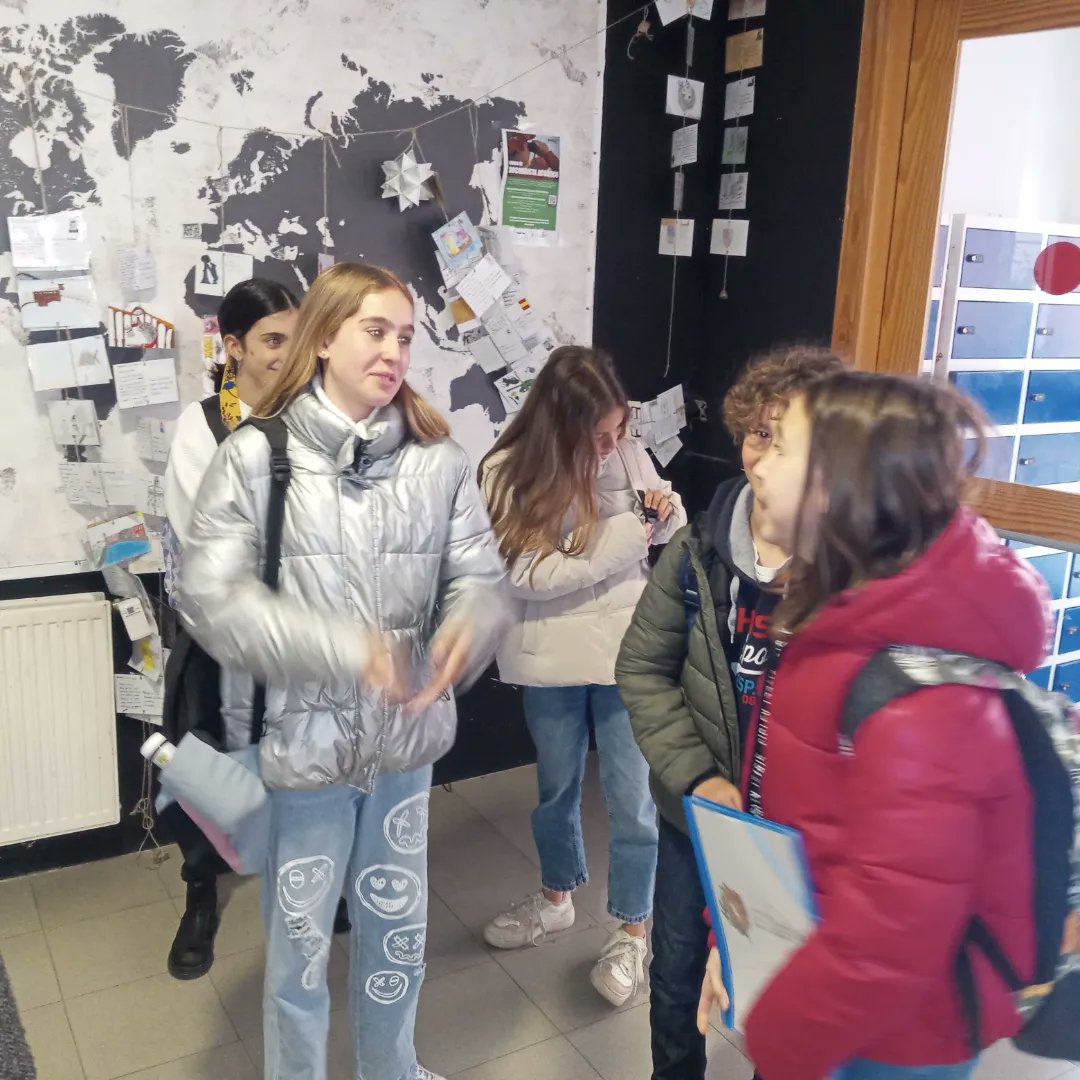 iessapereaude's tweet photo. Nuestros alumnos seleccionados para participar en el concurso de lectura en voz alta celebrado en el Salón del Lector del centro cultural El Matadero han partido en pos de la consecución de harta gloria para el #IESSapereAude.
#AtrediPress https://t.co/Bkjd267xSg