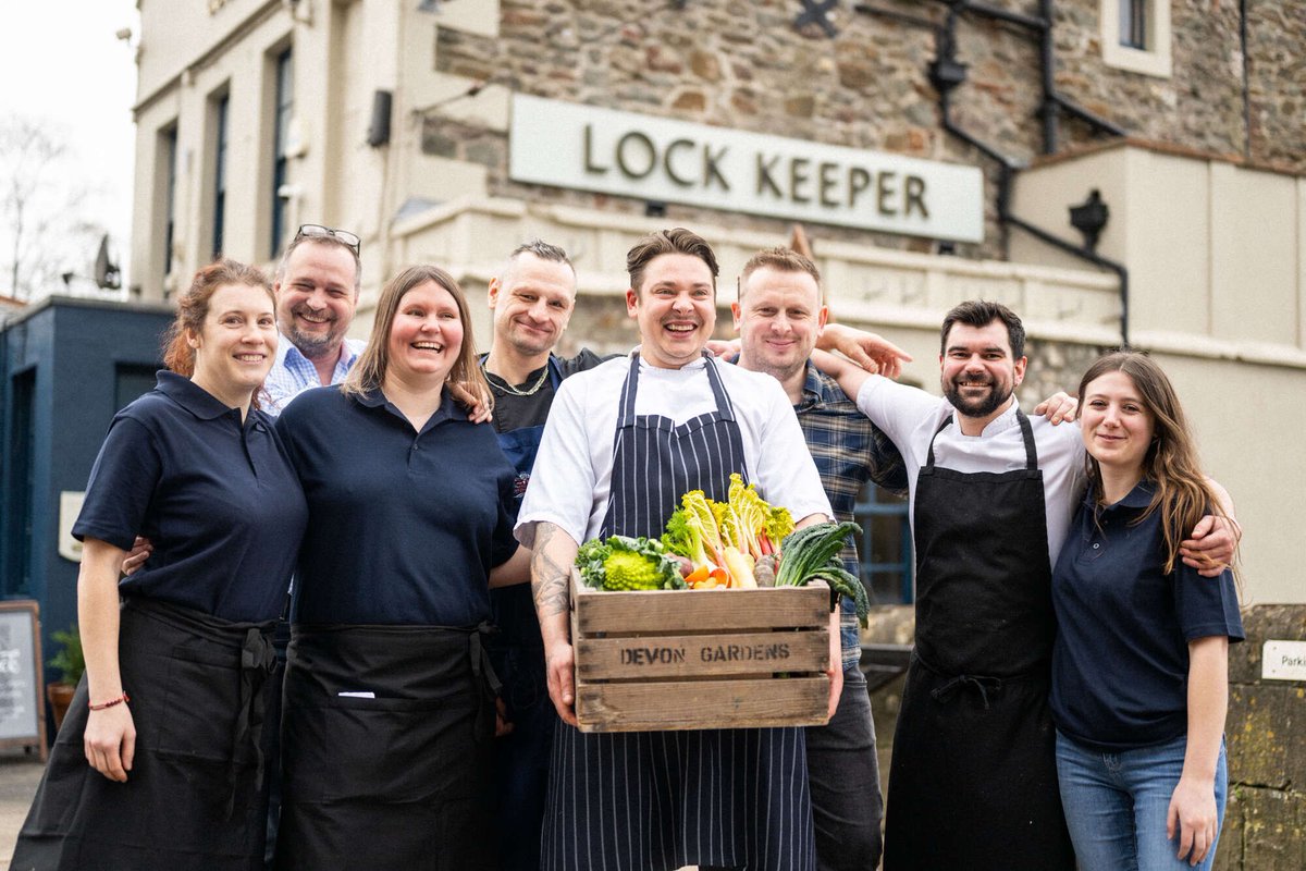 New look, new menu, same warm welcome 😊 

@YoungsPubs @YoungsCareersUK 

#keynsham #refurbishment #newlooklocal #localpub #riversidepub #hospitality #bristolfood #youngspubs #youngspubspeople