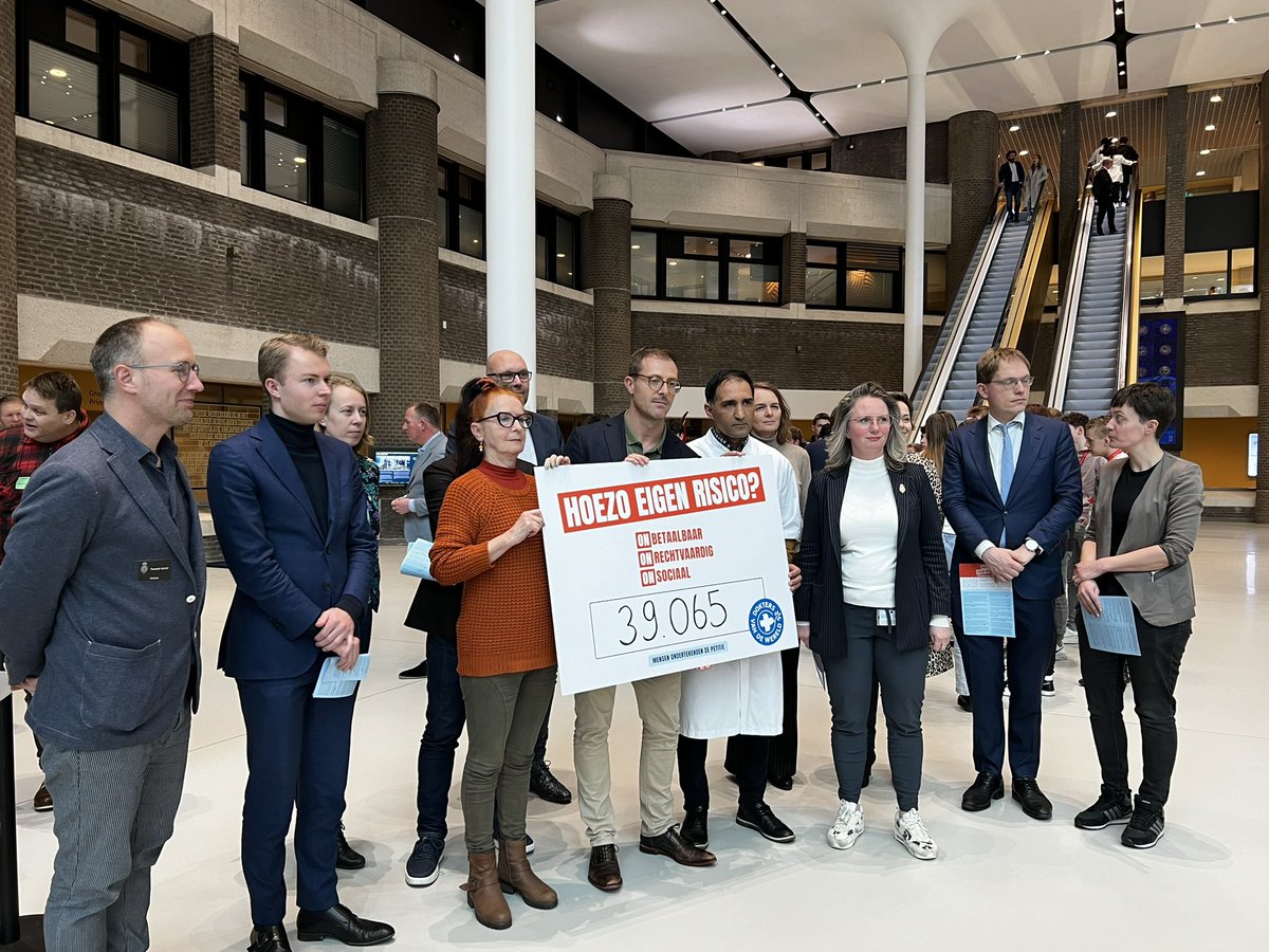 Dokters van de Wereld (NL) (@doktersvdwereld) on Twitter photo 1/2 Het eigen risico moet afgeschaft worden! 👊🏽 Daarom overhandigen wij vandaag onze petitie aan <a href="/FleurAgemaPVV/">Fleur Agema</a> en tien andere leden van de Tweede Kamer. Er is een politieke meerderheid, dus we moeten niet langer treuzelen! 1/2 Het eigen risico moet afgeschaft worden! 👊🏽 Daarom overhandigen wij vandaag onze petitie aan <a href="/FleurAgemaPVV/">Fleur Agema</a> en tien andere leden van de Tweede Kamer. Er is een politieke meerderheid, dus we moeten niet langer treuzelen!