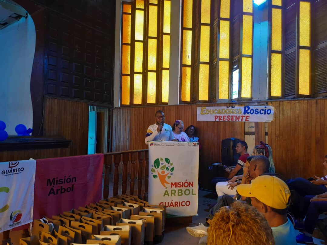 #AmorIrreductibleYEterno
Hoy #5Mar así se llevó a cabo la entrega de los KITS del PROGRAMA "1 ESTUDIANTE UN ÁRBOL 👧🏻🌳" en el G.E "República del Brasil"  
<a href="/NicolasMaduro/">Nicolás Maduro</a>
@MPPEDUCACION
<a href="/_LaAvanzadora/">Yelitze Santaella</a>
<a href="/Gob_Guarico/">Gobierno de Guárico</a>
<a href="/josemvasquez/">José Vásquez</a>
<a href="/CDCEGuarico/">CDCE del Estado Guárico</a>
<a href="/EliasEducacion1/">Elías Zurita</a> 
<a href="/PTMSGUARICO2/">PTMS Zona Educativa Guárico</a>