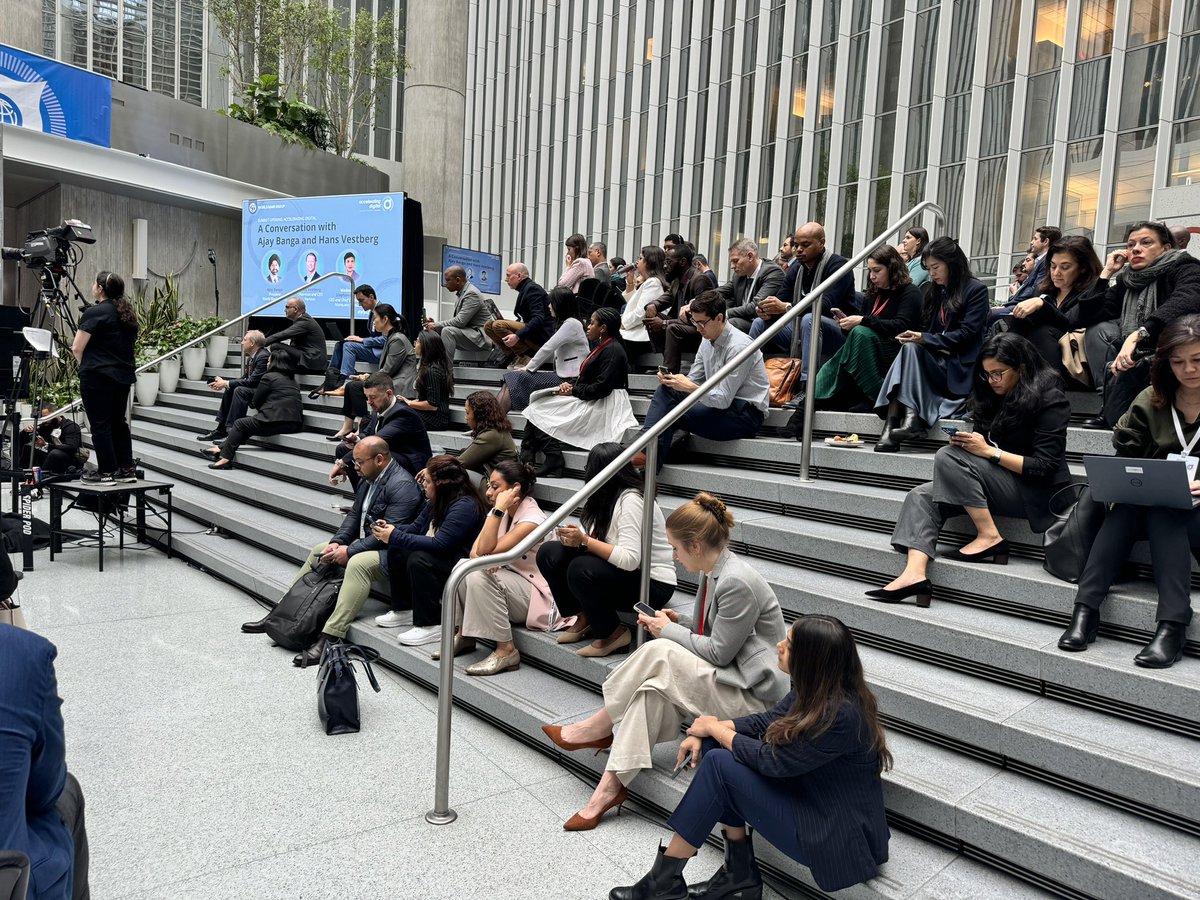 SMolineus's tweet image. Fascinating discussion betw.  @WorldBank President Ajay Banga and @Verizon Chairman &amp;amp; CEO Hans Vestberg on the importance of accelerating the #digitaleconomy, highlighting need to overcome the #digitaldivide, #digitalexclusion, and promote #DFS, e-health, #digitalskills, #GovTech