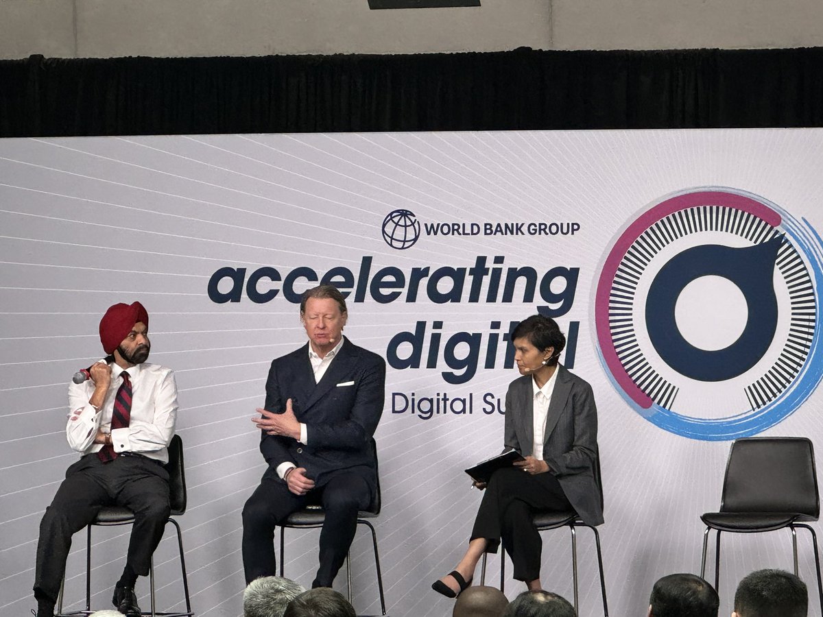 SMolineus's tweet image. Fascinating discussion betw.  @WorldBank President Ajay Banga and @Verizon Chairman &amp;amp; CEO Hans Vestberg on the importance of accelerating the #digitaleconomy, highlighting need to overcome the #digitaldivide, #digitalexclusion, and promote #DFS, e-health, #digitalskills, #GovTech