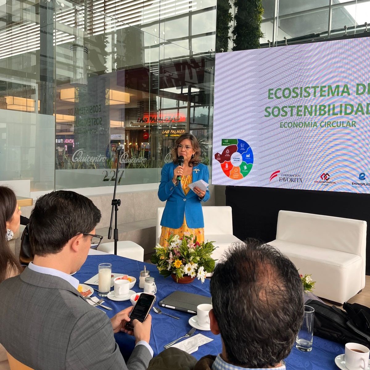 QuicentroUIO's tweet photo. Nos sumamos a iniciativas de sostenibilidad con otras empresas del sector público y privado. El día de hoy junto a la @aeiecuador intercambiamos nuevas ideas, como nuestro proyecto para evitar el uso de plástico en nuestro patio de comida #Ecochoice https://t.co/HKwT8nY6Hh