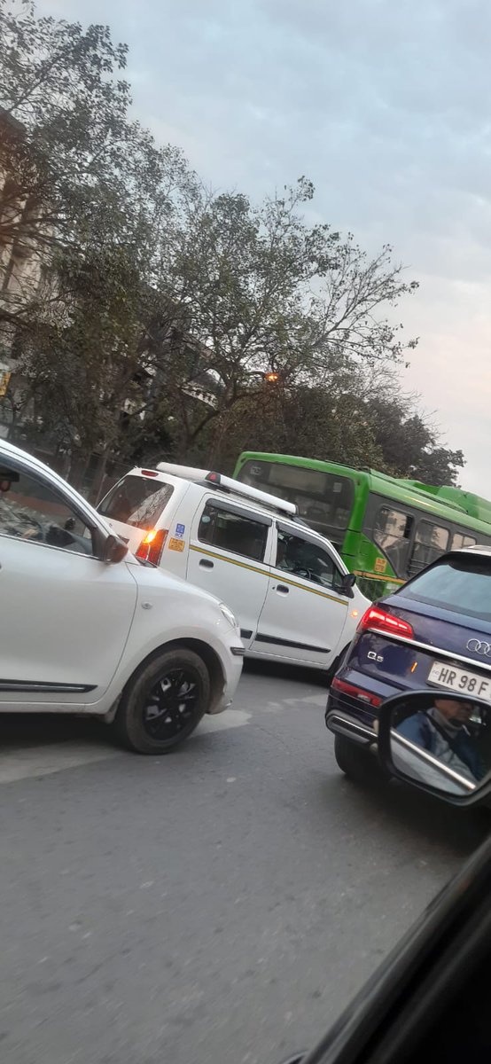 SinJit15's tweet image. #DTC buses breakdown (HoHum what's so new!). Ho Chi Minh Road #SouthDelhi blocked for more than 2 hours. #NehruPlace bound traffic crawls from #IITDelhi.

#MoRTH
#DelhiGovtTransportDepartment 
@TransportDelhi
@timesofindia
@htTweets
@AajtakDelhi