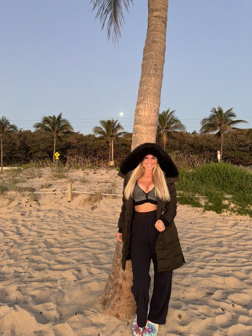 Watch NurseGwennie1977's leaked NSFW photo on TwXstars