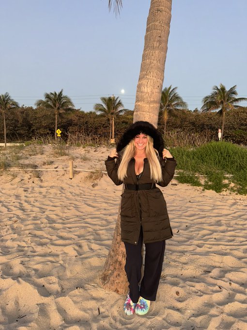 Watch NurseGwennie1977's leaked NSFW photo on TwXstars