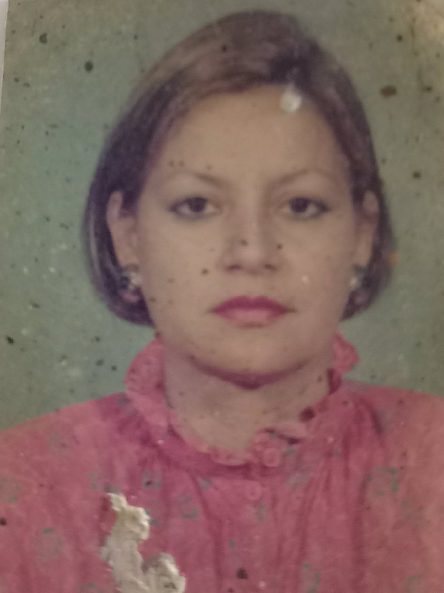 iraida_salazar's tweet photo. ¿Quién de uds. hoy día, tiene en su cartera la foto de su esposo o esposa, pareja etc?
Esta foto la encontré en la cartera de mi esposo (+), siempre la llevó consigo, hasta que la muerte nos separó después de 44 años de matrimonio🫠. https://t.co/yO4MRxgUlS