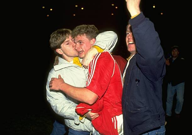 WarwickRoadWalk's tweet photo. Mark Robins winner in the 1990 FA Cup. 🔴⚪️⚫️ #ManUtd https://t.co/e0Vs1V5HLM
