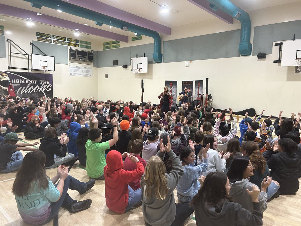 Yesterday we welcomed Folklofolie, a bilingual and cultural performance where students had the opportunity to play different instruments, sing and dance. @rvsed