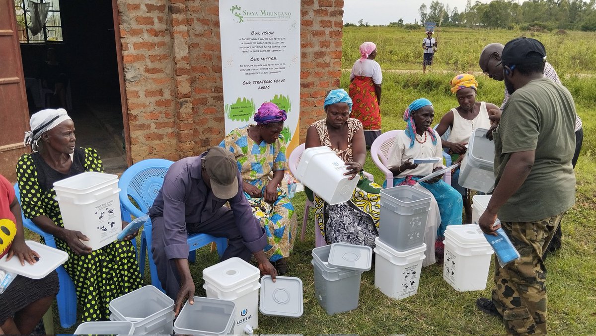 MuunganoCentre's tweet photo. This week @SiayaNetwork in partnership with the Health Department in Siaya @StartwithOne &amp; @VillanovaU we are providing water filters to 100 households in Usonga ward Siaya to improve drinking of clean water in the households. @UNICEFKenya @USAIDKenya @Dorothychogo @of_siaya https://t.co/7tsRojnWQw