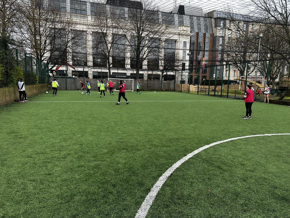 UKWPFC's tweet image. Thanks @camdentownwfc @PitchingIn_
A great way to start the day #thisgirlcan
