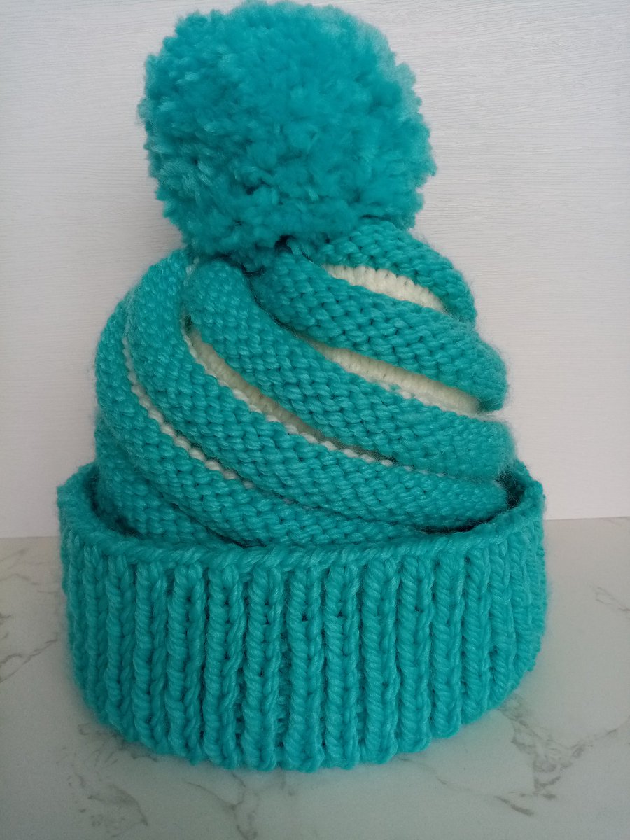 Cupcake swirl hat in aqua. Hand made in Ireland ☘️
folksy.com/shops/littlere…
#CraftBizParty
#HandmadeHour
#swirlhat
#UKGIFTHOUR
#specialoccasions
#funhats
#ireland