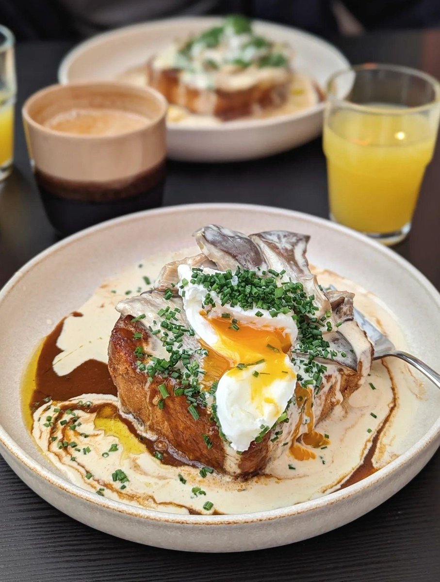 Brunch at Piekarnia Sąsiedzi in #Wroclaw today: toasted Witek's bread fried in egg, with baked oyster mushrooms, cream sauce, truffle oil, mushroom sauce with miso, poached egg & chives