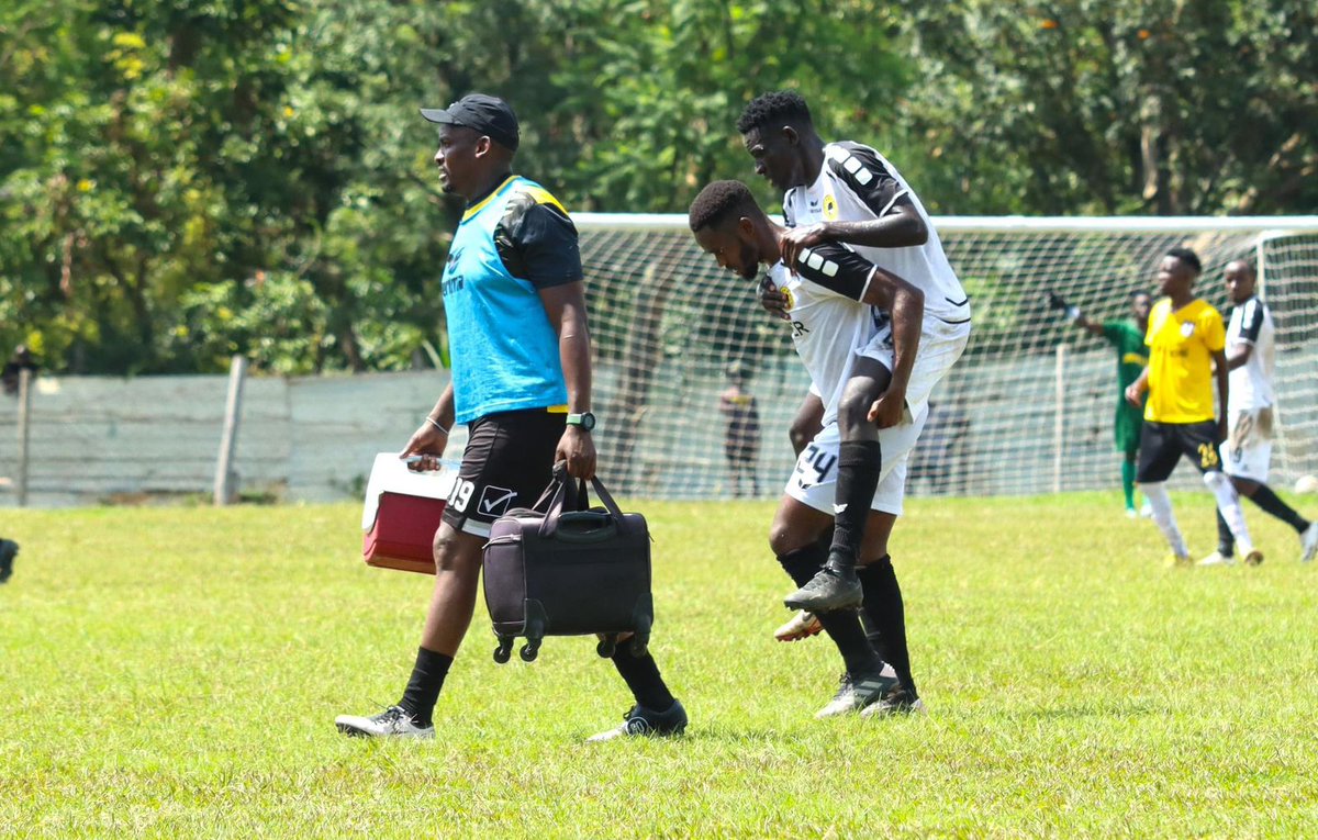 FootballKe_90's tweet photo. Sportsmanship.
No machela ,no problem Sir-Carry got you covered.
Stretcher Done‼️
#FootballKe https://t.co/PfXwzlomZV