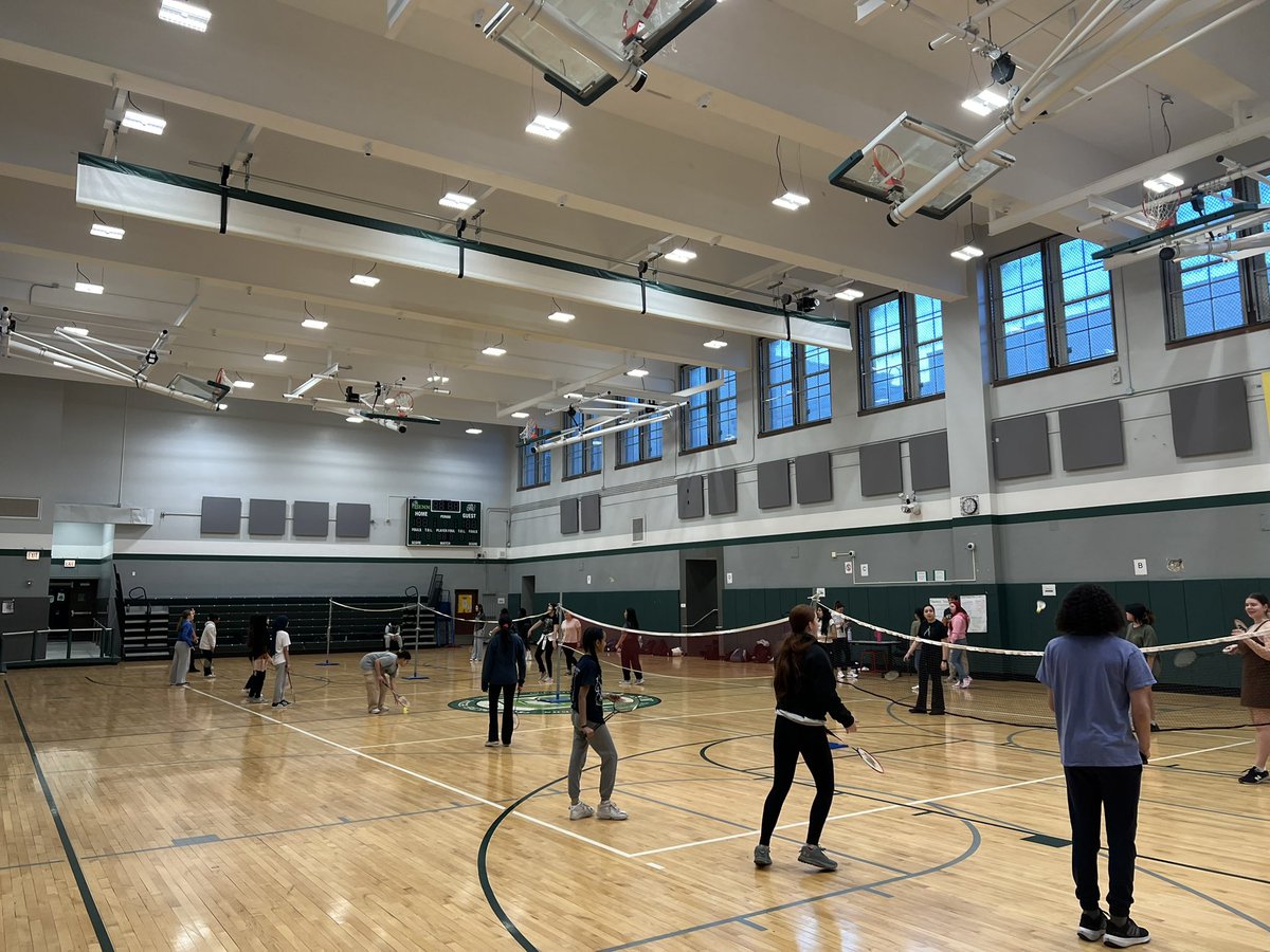 Senn Badminton is BACK! We’re excited to offer Badminton once again to our students thanks to Coach Blazevic. Over 35 girls came out for the team! @CPL_Christine @CPLAthletics @network14cps @SennPrincipal