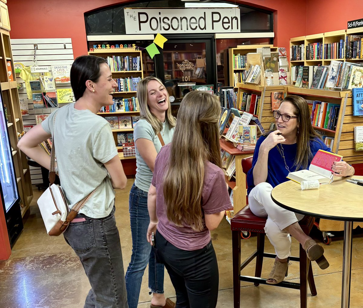 Finlay Donovan night at @poisonedpen ! @ElleCosimano chatted with Barbara Peters about shenanigans, romantasy and a puppy! Congratulations, Elle! @MinotaurBooks