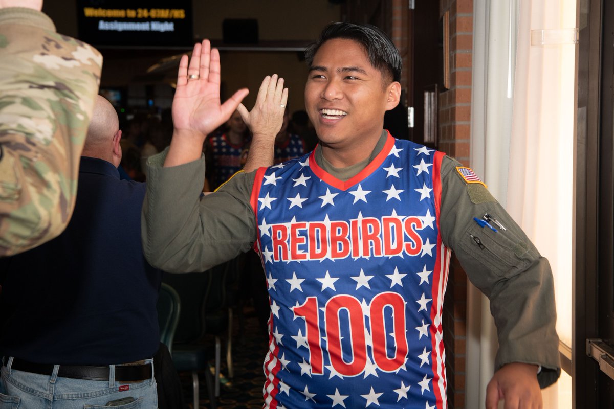 AETCommand's tweet image. Generating combat airpower starts in #TheFirstCommand!

👨‍✈️👩‍✈️Class 24-07 AF/HS participate in their March Madness themed Drop Night, a pilot training tradition where aviators find out which aircraft they will fly and where their follow-on assignment will be, at Vance AFB, Mar. 1.