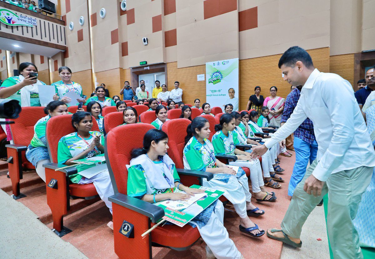 CMO_Odisha's tweet image. As per CM @Naveen_Odisha's direction, Chairman #5T and #NabinOdisha, Shri Kartik Pandian visited #Malkangiri and attended #NuaO Scholarship Distribution Programme at the Sports Complex in the town. He interacted with students from all over Malkangiri, and informed that 5,069