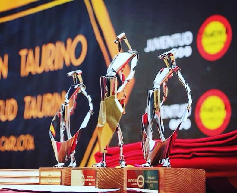 JT_LaCarlota's tweet photo. IX BOLSÍN TAURINO / PREMIOS

Una vez finalice la Gran Final del próximo #09M; en el mismo ruedo de la plaza de toros, se procederá a la entrega trofeos y se comunicará el TRIUNFADOR del IX Bolsin Taurino de La Carlota.

Los PREMIOS a repartir serán los siguientes: https://t.co/dA52eM6yNe