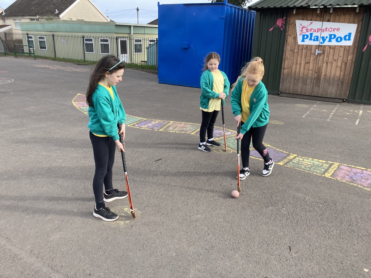 MrBeardPYP's tweet photo. Ymarfer sgiliau hoci yn ein gwers Ymarfer corff yr wythnos yma. Working on our hockey skills during this week’s PE lesson. 🏑 @YsgolPenyPil https://t.co/PISeU7psr5