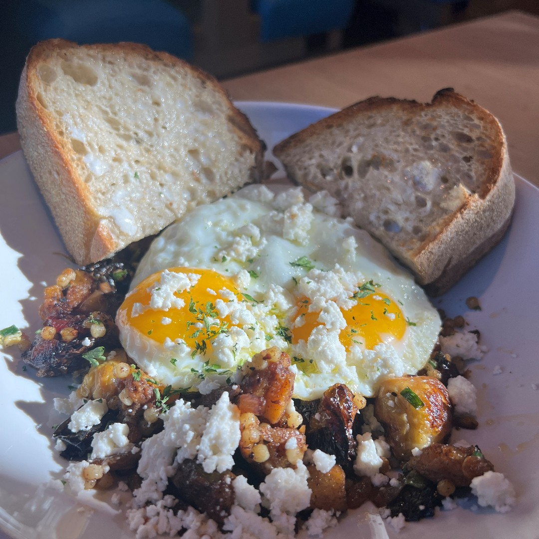 WildflowerBread's tweet image. Harvesting sunny days ahead! 🍳🌞Click the link in our bio to order our Harvest Veggie Bowl today! 🏃